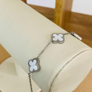 PULSEIRA COM 3 TREVOS BRANCOS