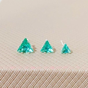 TRIO DE BRINCOS TRIÂNGULO VERDE CLARO