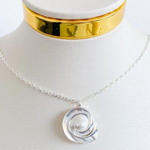 COLAR ESPIRAL COM PEROLA