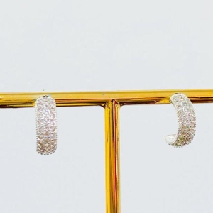 BRINCO MEIA ARGOLA CRAVEJADA