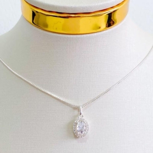 COLAR OVAL CRAVEJADO COM ZIRCONIA
