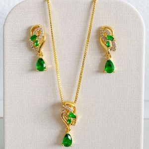 CONJUNTO CRAVEJADO COM ZIRCONIAS VERDE ESMERALDA