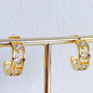 BRINCO ARGOLA VAZADA COM CORAÇÕES