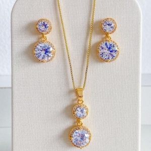 CONJUNTO COM ZIRCONIAS CRAVEJADAS