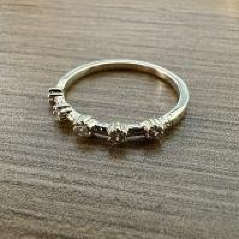 ALIANÇA FINA COM 5 ZIRCONIAS