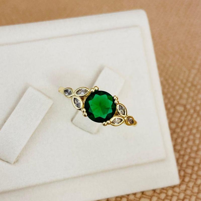 ANEL COM PEDRA VERDE ESMERALDA COM ZIRCONIAS