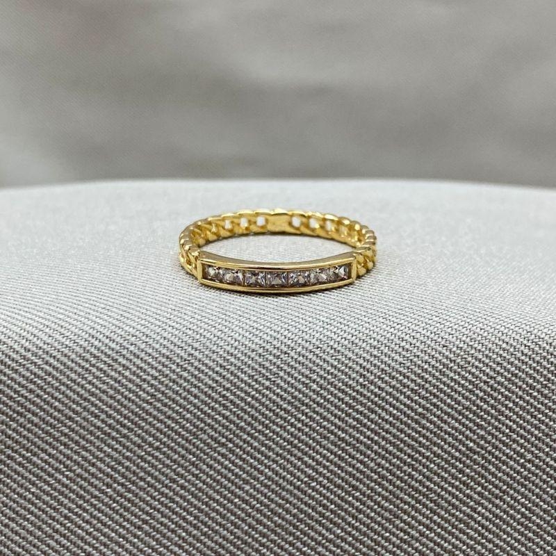 ANEL COM ZIRCONIAS E ELOS VAZADOS