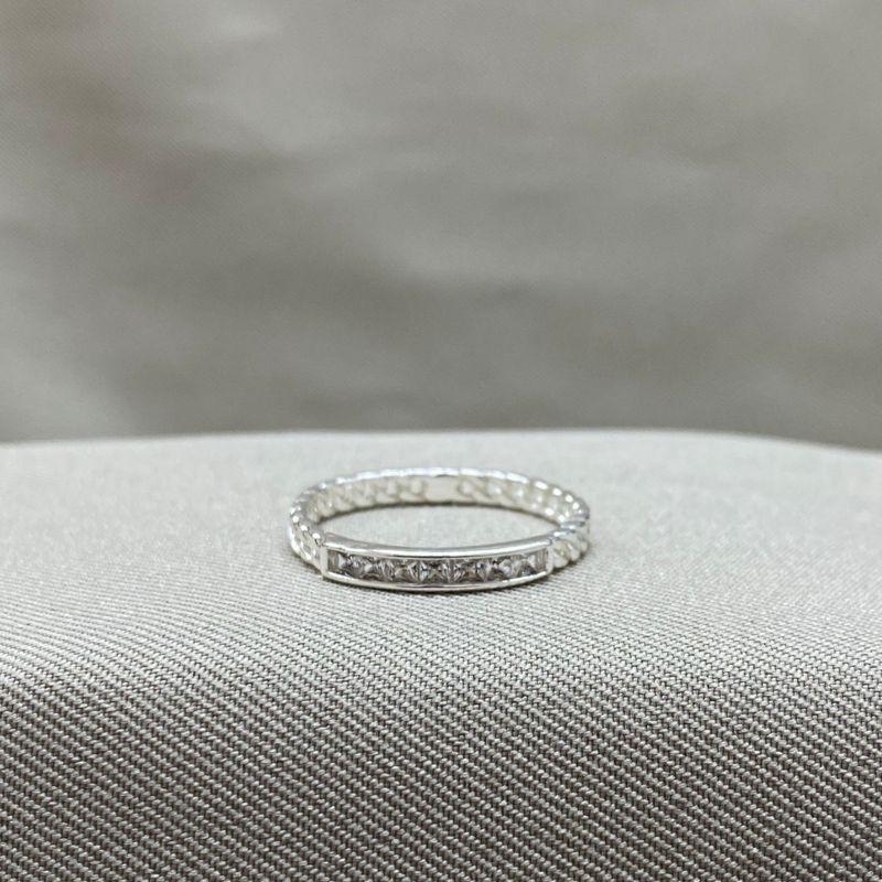 ANEL COM ZIRCONIAS E ELOS VAZADOS