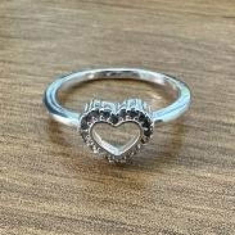 ANEL CORAÇÃO VAZADO CRAVEJADO 