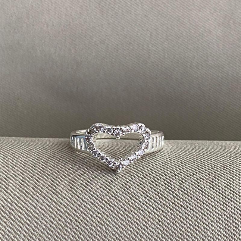 ANEL CORAÇÃO VAZADO CRAVEJADO