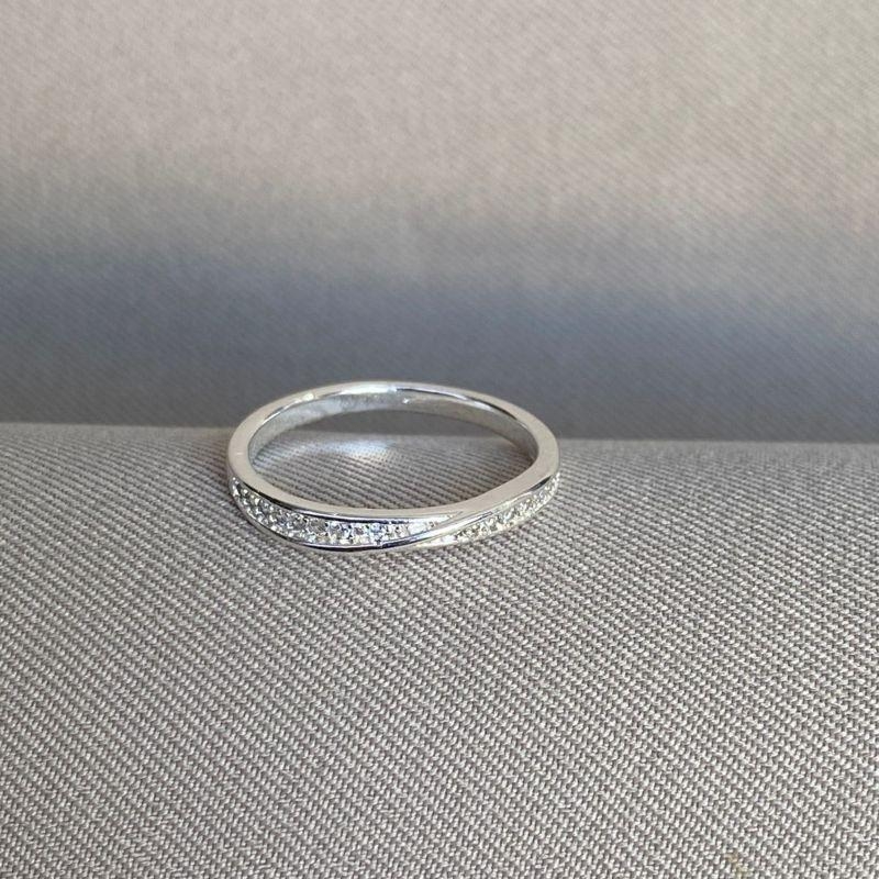 ANEL CRAVEJADO COM LINHA LISA EM S