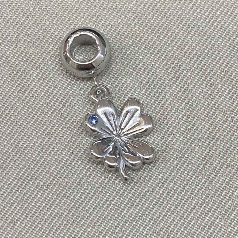 BERLOQUE FLOR COM UMA ZIRCONIA AZUL PENDURICALHO