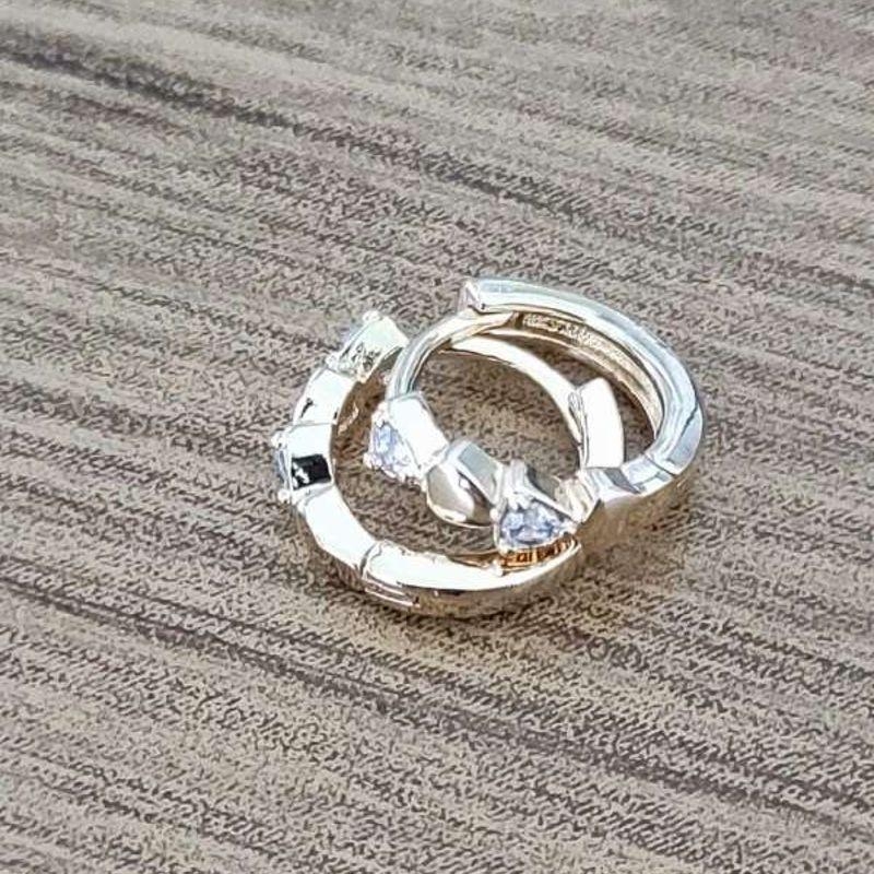 BRINCO ARGOLA CLICK C/TRIAGULO MINI ZIRCONIA