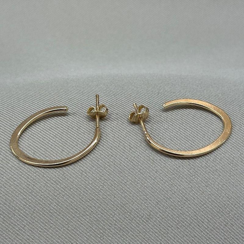 BRINCO ARGOLA COM DETALHE FILETE