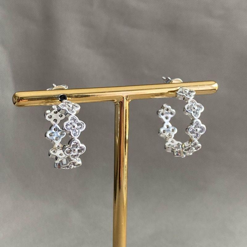 BRINCO ARGOLA COM TREVOS ZIRCONIA