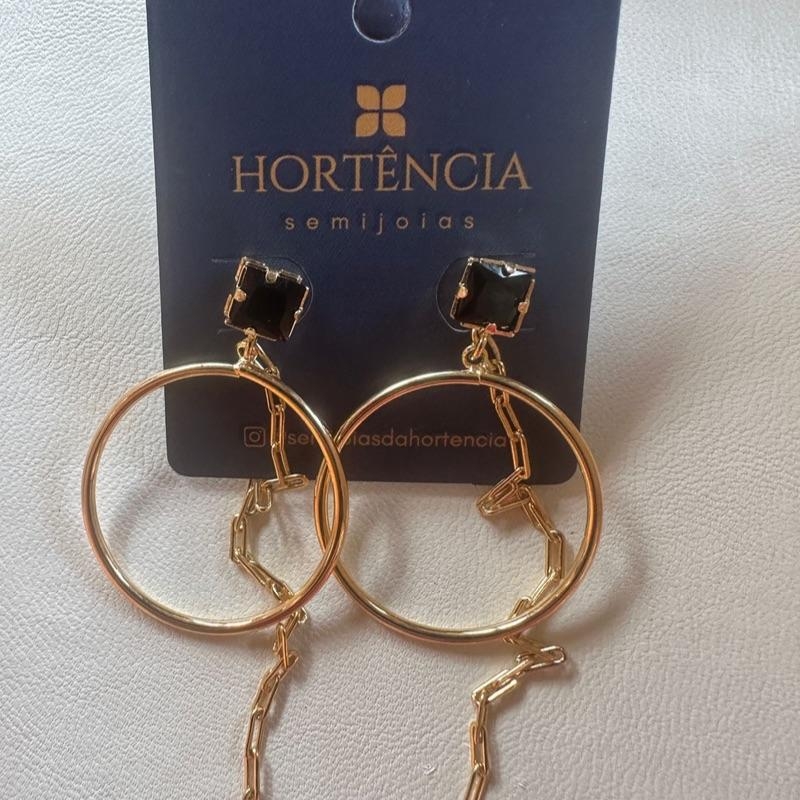 BRINCO ARGOLA COM ZIRCONIA QUADRADA PRETA