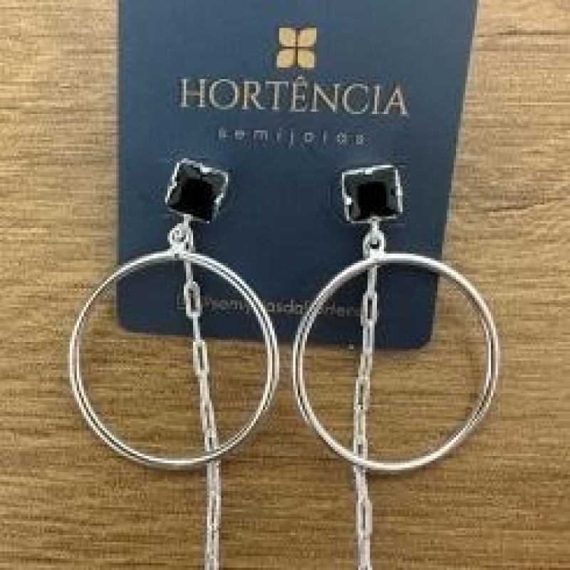 BRINCO ARGOLA COM ZIRCONIA QUADRADA PRETA