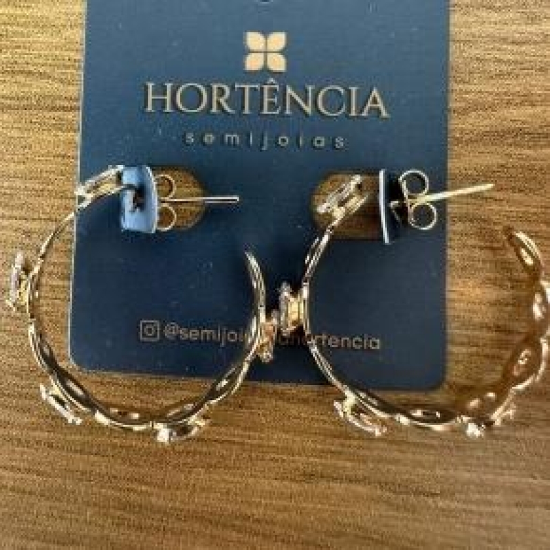 BRINCO ARGOLA COM ZIRCONIAS NAVETES