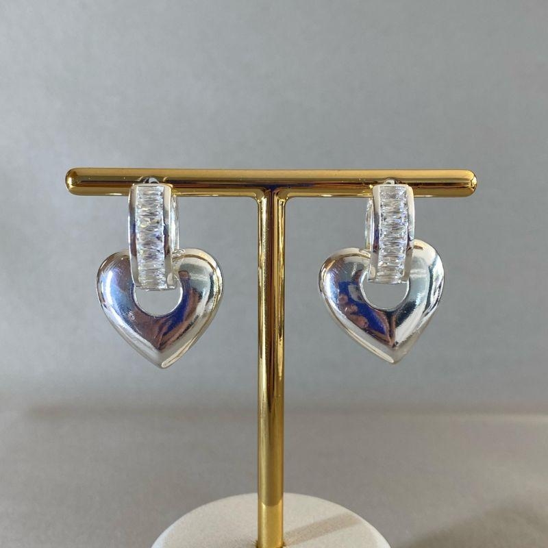 BRINCO ARGOLA CRAVEJADA COM CORAÇÃO PENDURADO