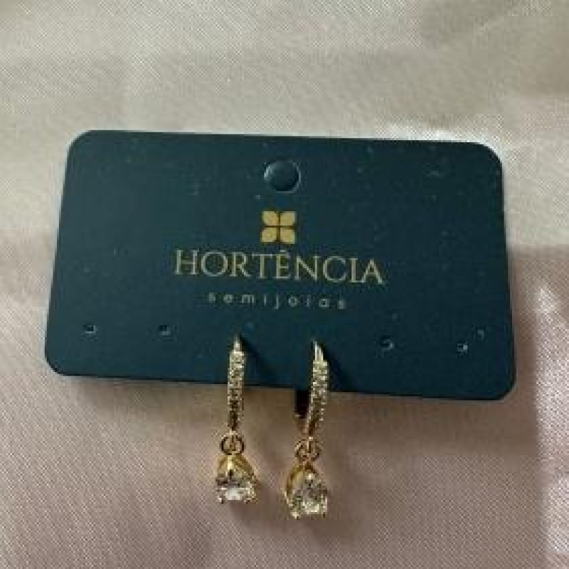 BRINCO ARGOLA CRAVEJADA COM GOTA ZIRCONIA