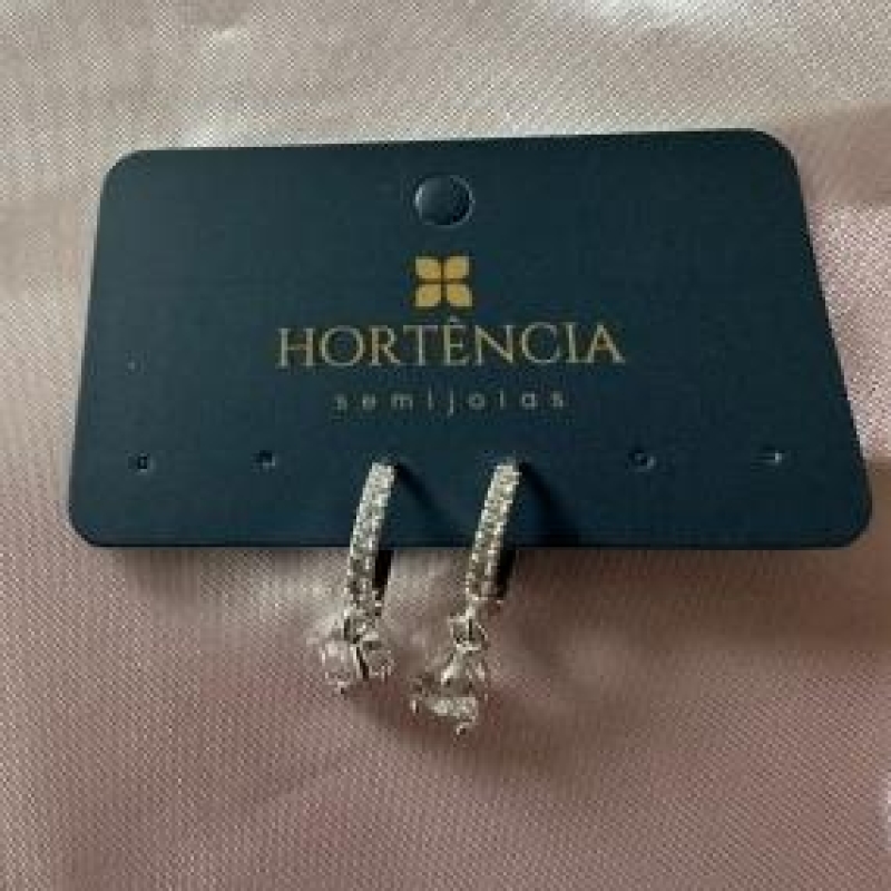 BRINCO ARGOLA CRAVEJADA COM GOTA ZIRCONIA