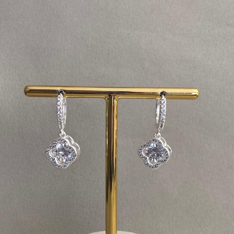 BRINCO ARGOLA CRAVEJADA COM TREVO