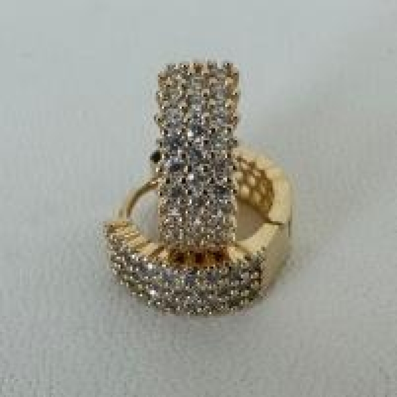 BRINCO ARGOLA CRAVEJADA COM ZIRCONIAS