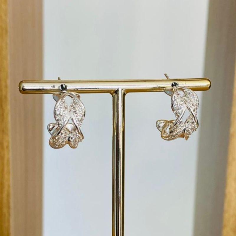 BRINCO ARGOLA ENTRELAÇADA CRAVEJADA