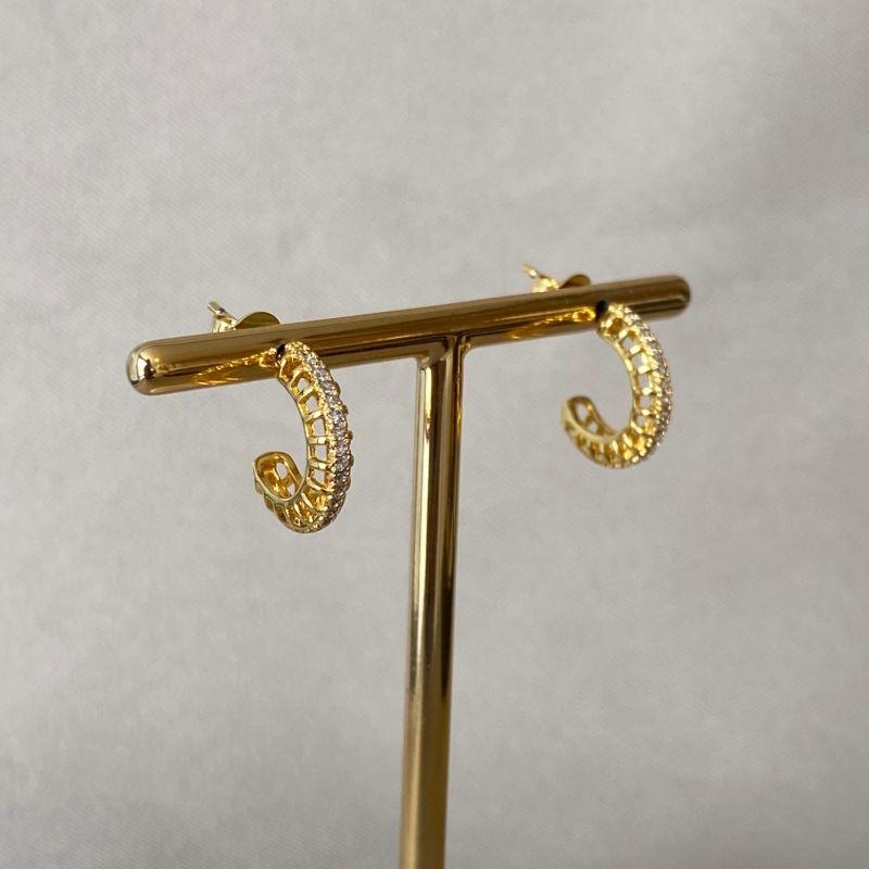 BRINCO ARGOLA MEDIA CRAVEJADA VAZADA