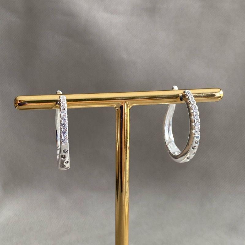 BRINCO ARGOLA OVAL CRAVEJADA