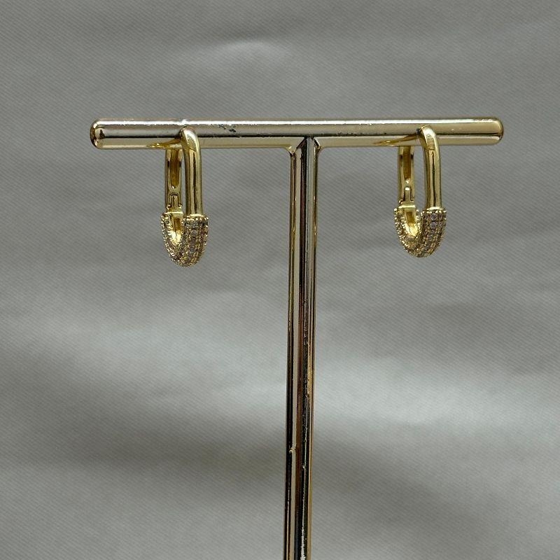 BRINCO ARGOLA OVAL MEIA CRAVEJADA