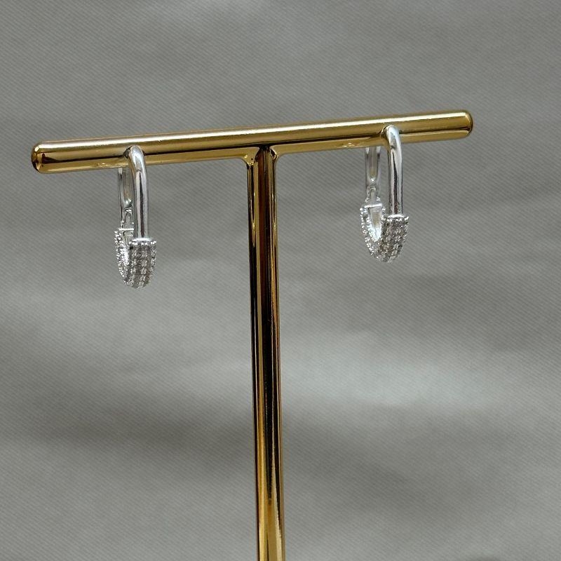 BRINCO ARGOLA OVAL MEIA CRAVEJADA