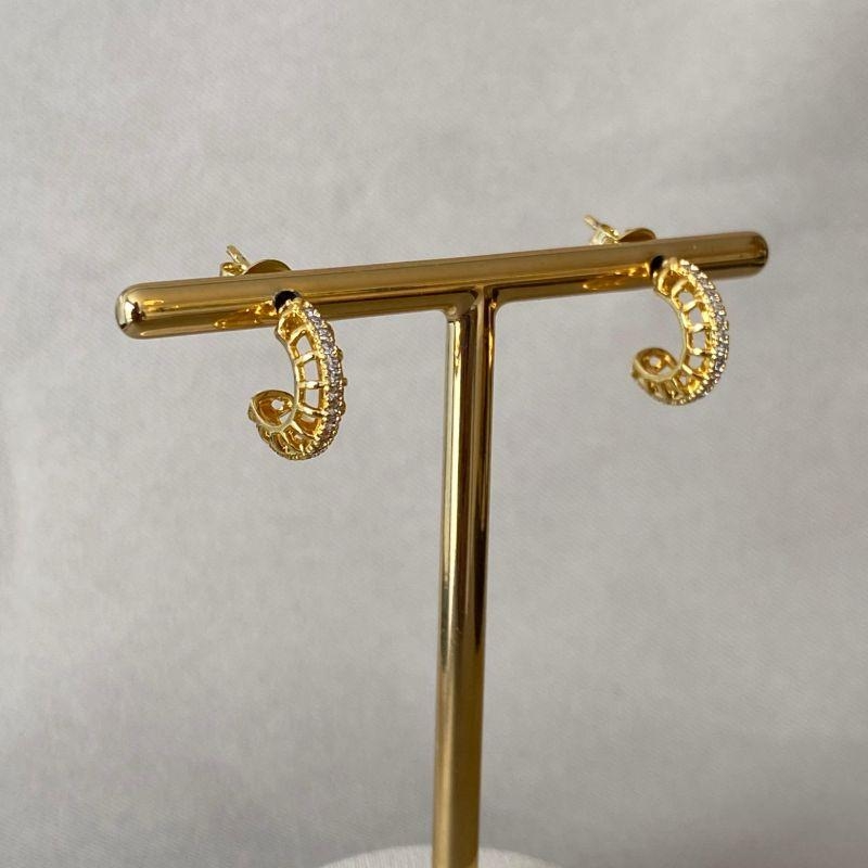 BRINCO ARGOLA PEQUENA CRAVEJADA VAZADA