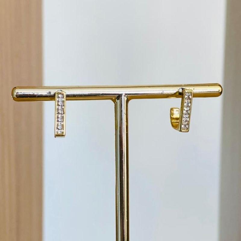 BRINCO ARGOLA QUADRADA CRAVEJADA