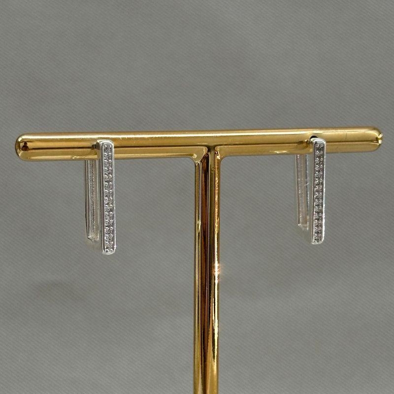 BRINCO ARGOLA QUADRADA CRAVEJADO