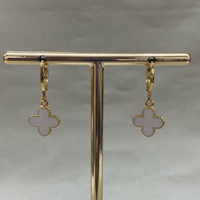 BRINCO ARGOLA TREVO BRANCO