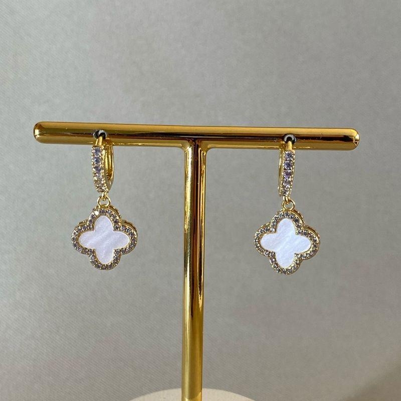 BRINCO ARGOLA TREVO CRAVEJADO BRANCO