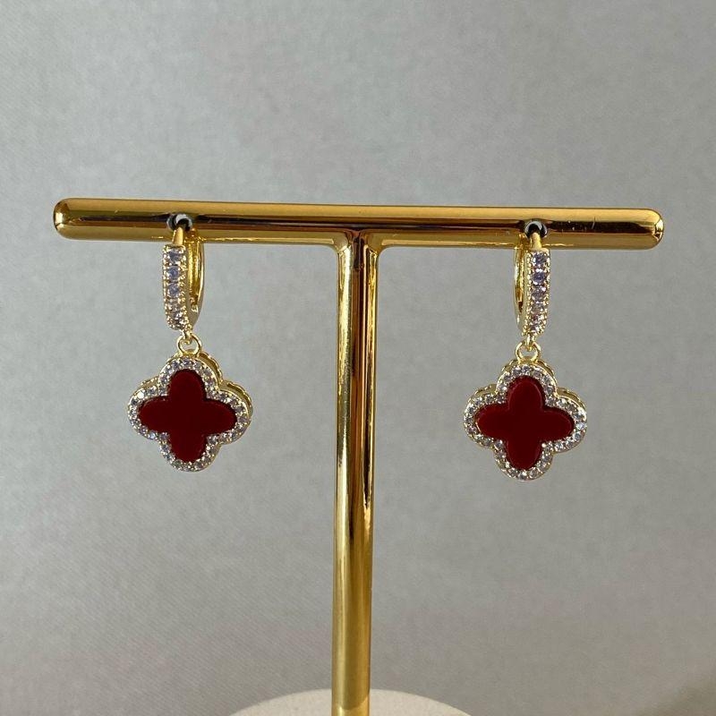 BRINCO ARGOLA TREVO CRAVEJADO VERMELHO