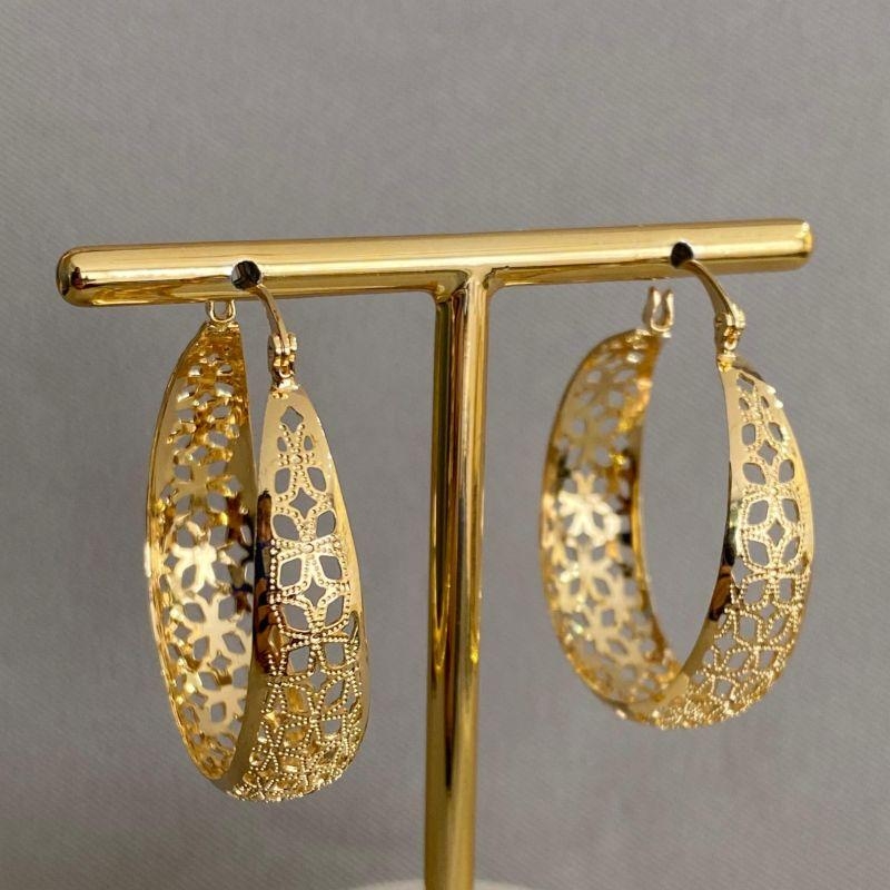 BRINCO ARGOLA VAZADA HORTENCIA