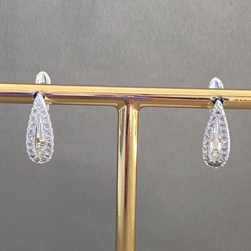 BRINCO ARGOLINHA GOTA VAZADA CRAVEJADA