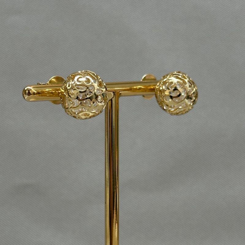 BRINCO BOLA VAZADA COM PEDRINHAS SOLTAS