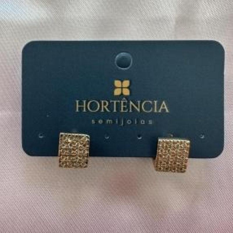 BRINCO CLICK QUADRADO CRAVEJADO