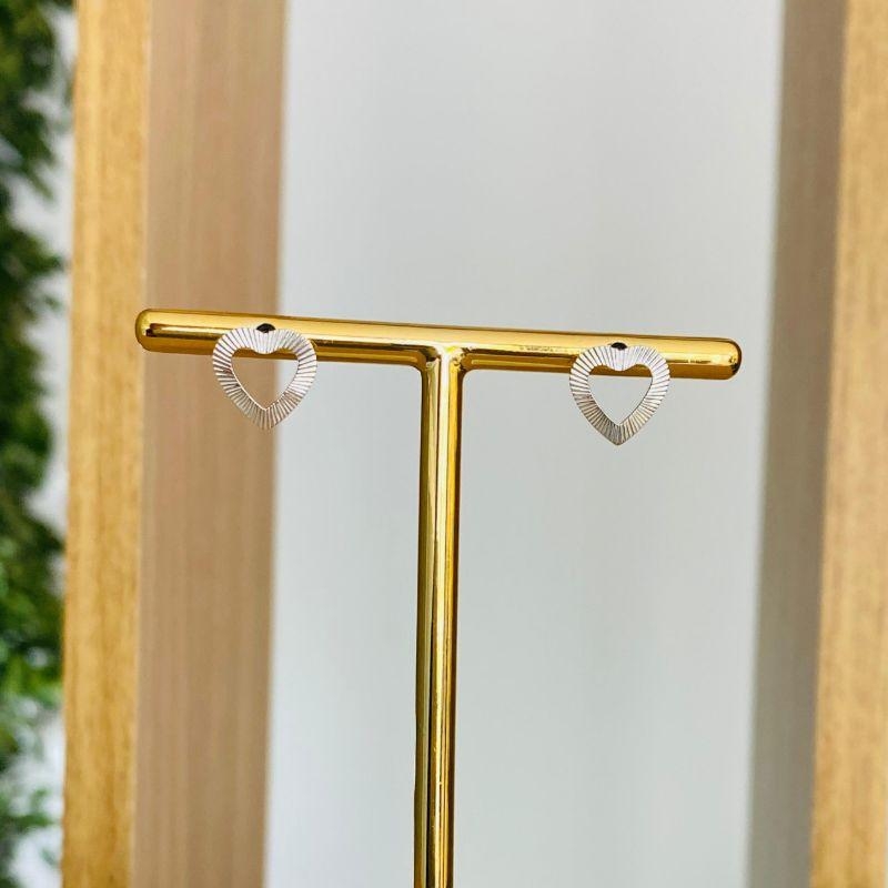 BRINCO CORAÇÃO VAZADO DETALHADO M