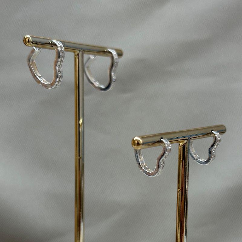 BRINCO DUPLA CORAÇÃO CRAVEJADO