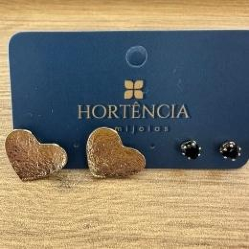 BRINCO DUPLA CORAÇÃO TRABALHADO/ZIRCONIA PRETA 4MM