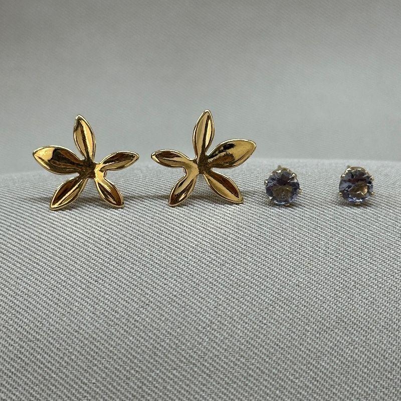 BRINCO DUPLA FLOR PEQUENA E ZIRCONIA LAVANDA