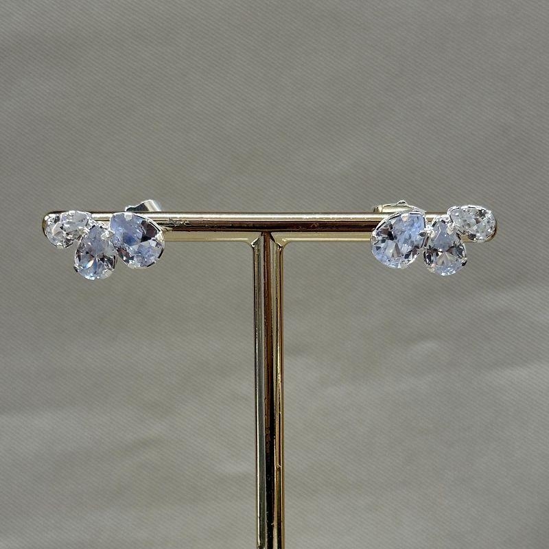 BRINCO EAR CUF COM ZIRCONIAS GOTA CRISTAL