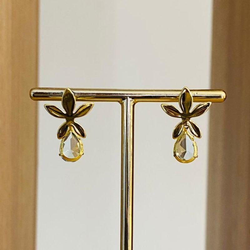 BRINCO FLOR COM ZIRCONIA