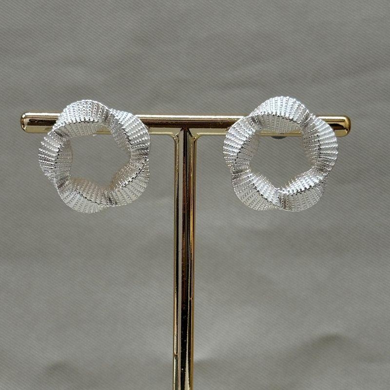 BRINCO FLOR TRANÇADA