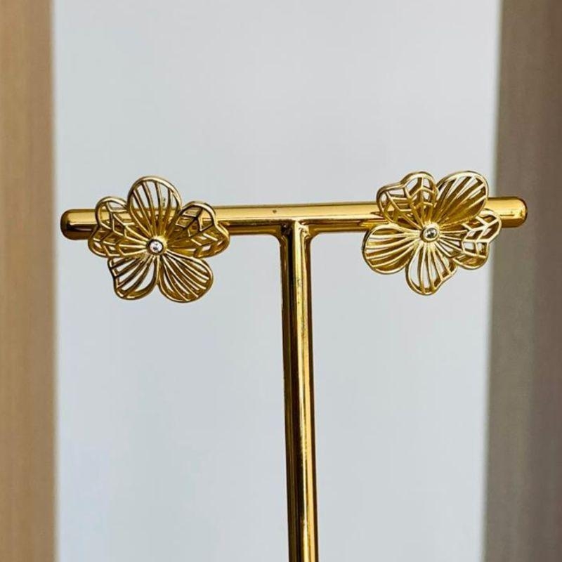 BRINCO FLOR VAZADA COM ZIRCONIA